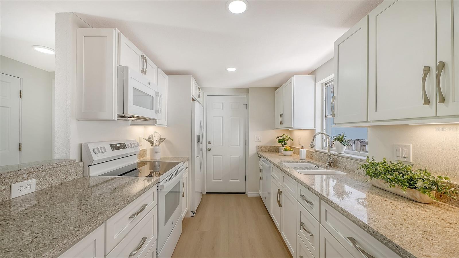 WHISPERING SANDS - Residential