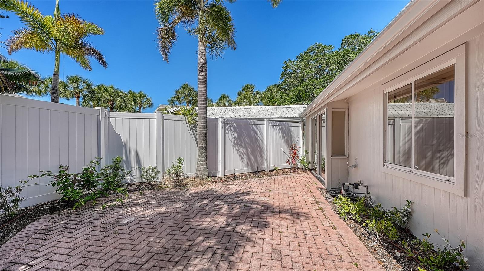 WHISPERING SANDS - Residential