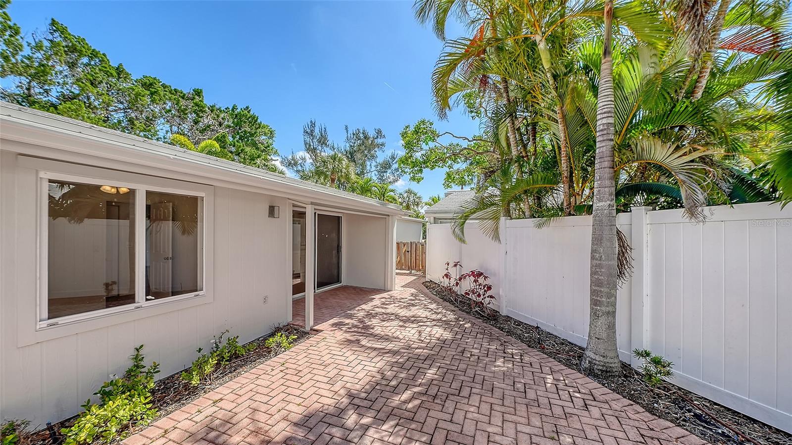 WHISPERING SANDS - Residential