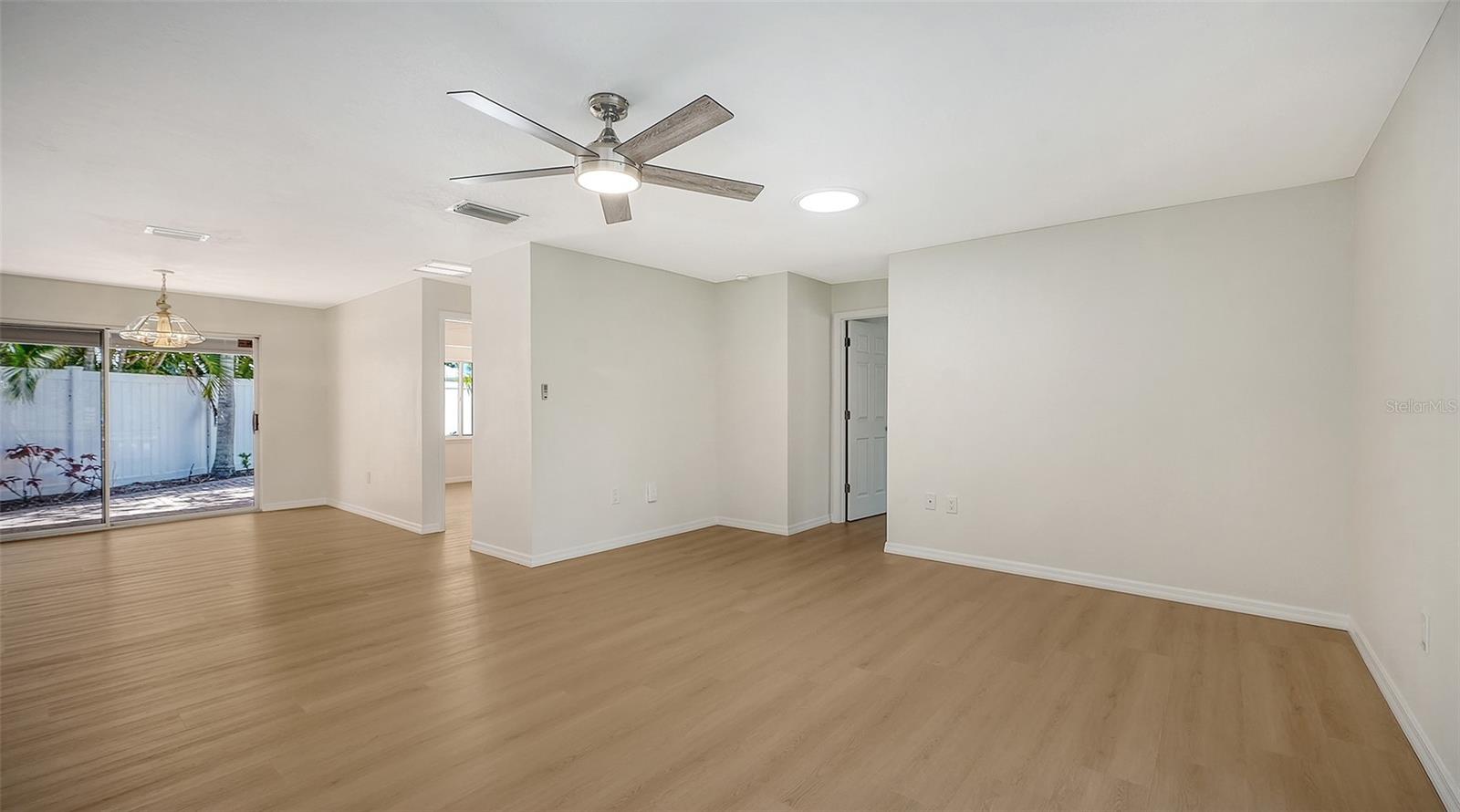WHISPERING SANDS - Residential