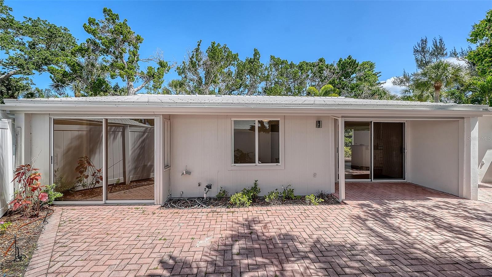 WHISPERING SANDS - Residential