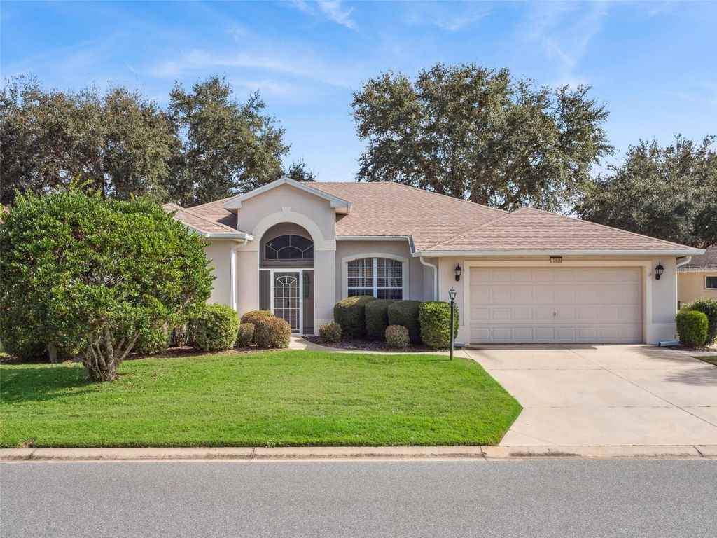 Photo of 20806 Queen Alexandra Drive, Leesburg, FL 34748 (MLS # G5106231)