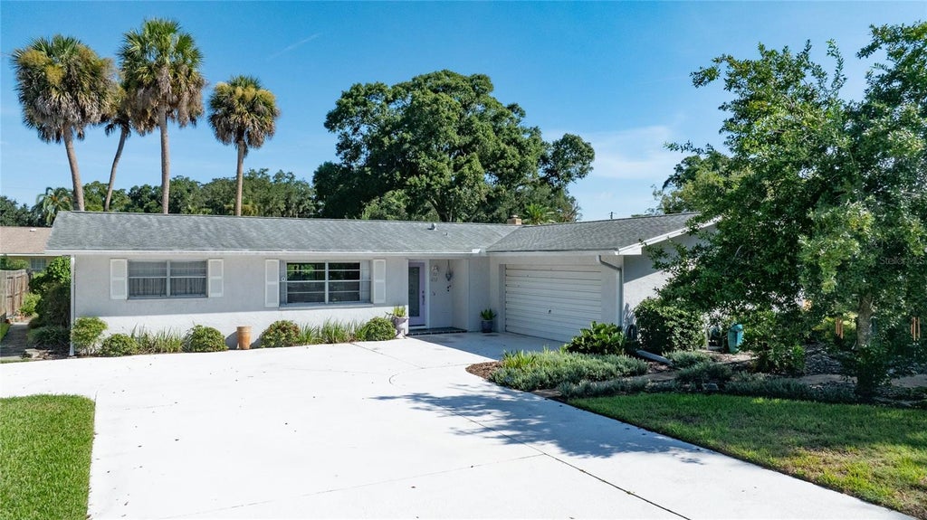 Photo of 802 Sandwedge Drive, New Smyrna Beach, FL 32168 (MLS # NS1089132)