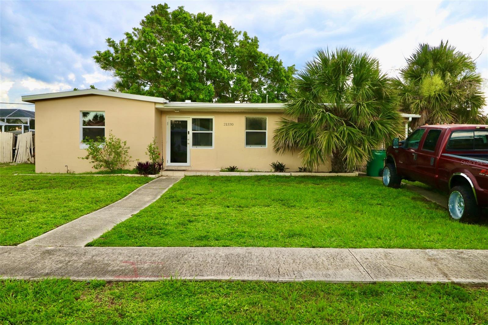 Spacious 3 bed/2 bath home in a 7,500 sq ft. lot in Port Charlotte!
Enjoy peace of mind with a newer roof (2020) and updated windows (2015).
Ready to move-in today with room to create the home of your dreams or keep as an investment.
Property is currently cash flowing, making it a great opportunity for investors and homeowners alike, its on a month-to-month rental.
Please do not disturb tenants.