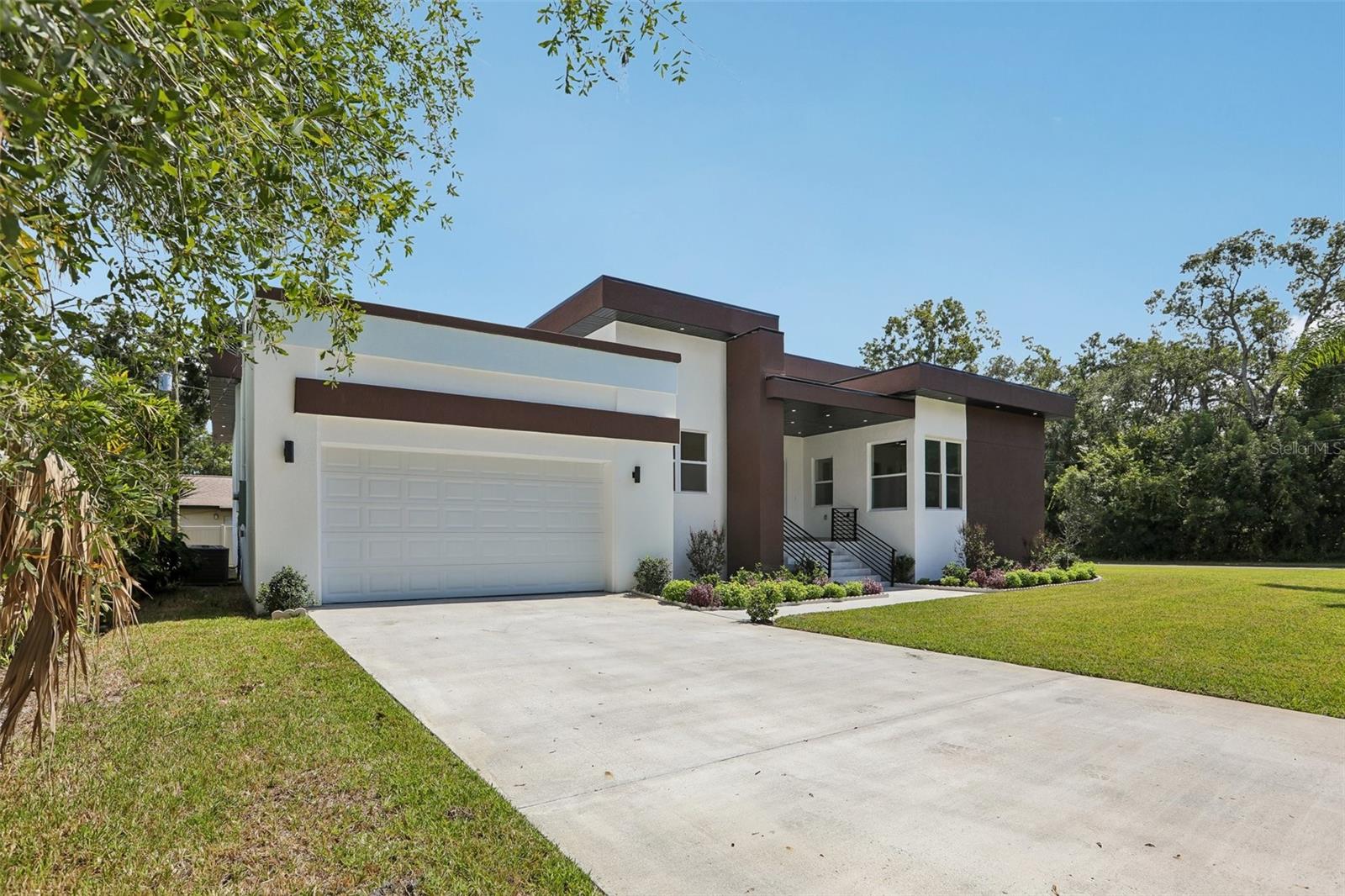806 LAMONT PLACE