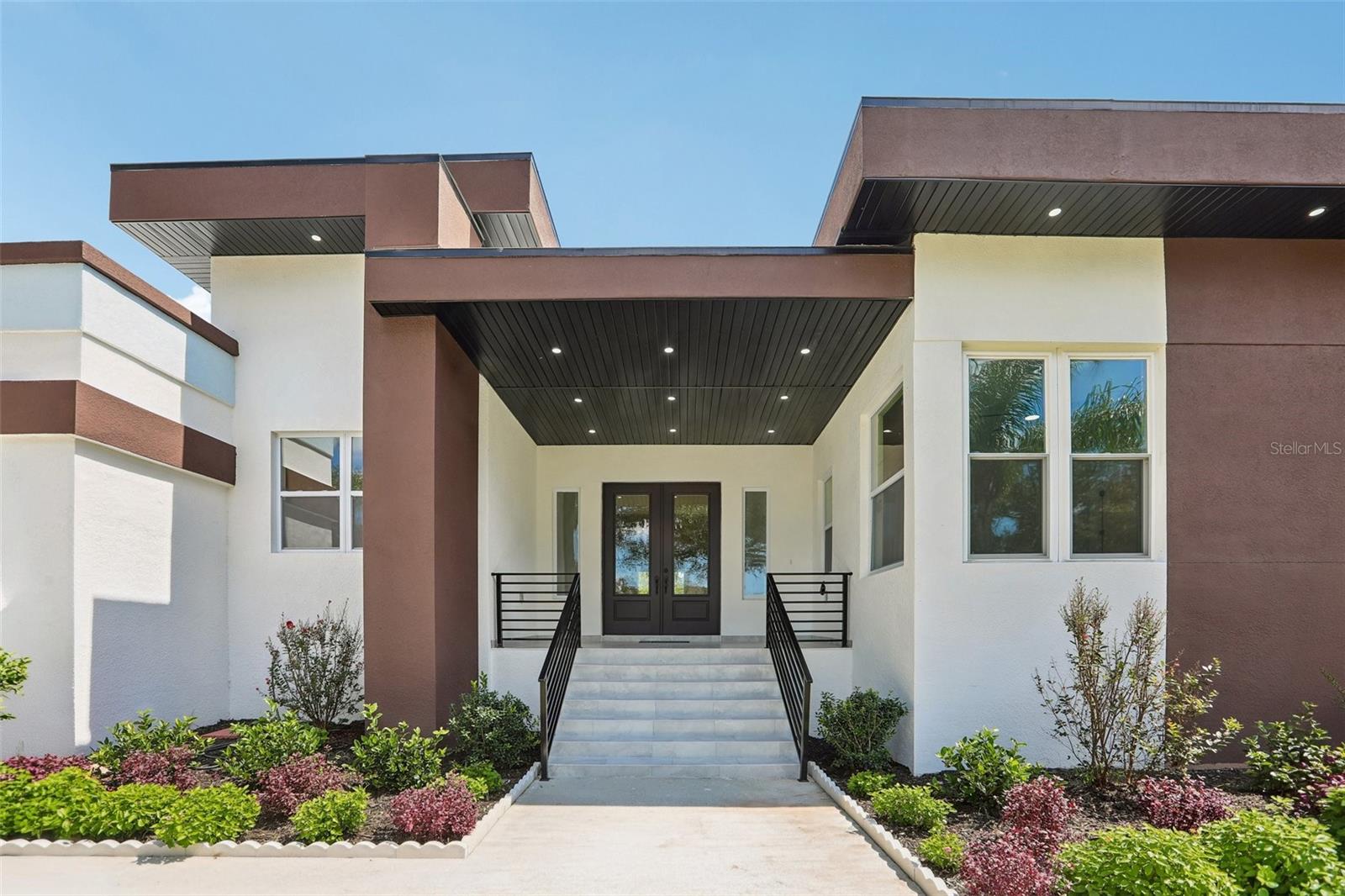 806 LAMONT PLACE