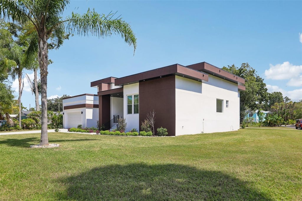 Photo of 806 Lamont Place, Temple Terrace, FL 33617 (MLS # TB8550306)
