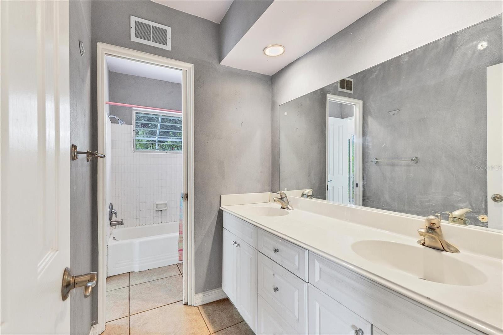 SOUTH GATE - Residential