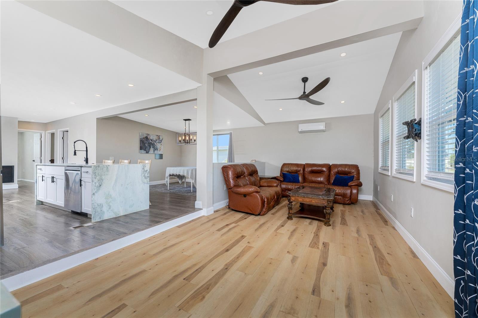 VILLAGE HOL LAKES - Residential