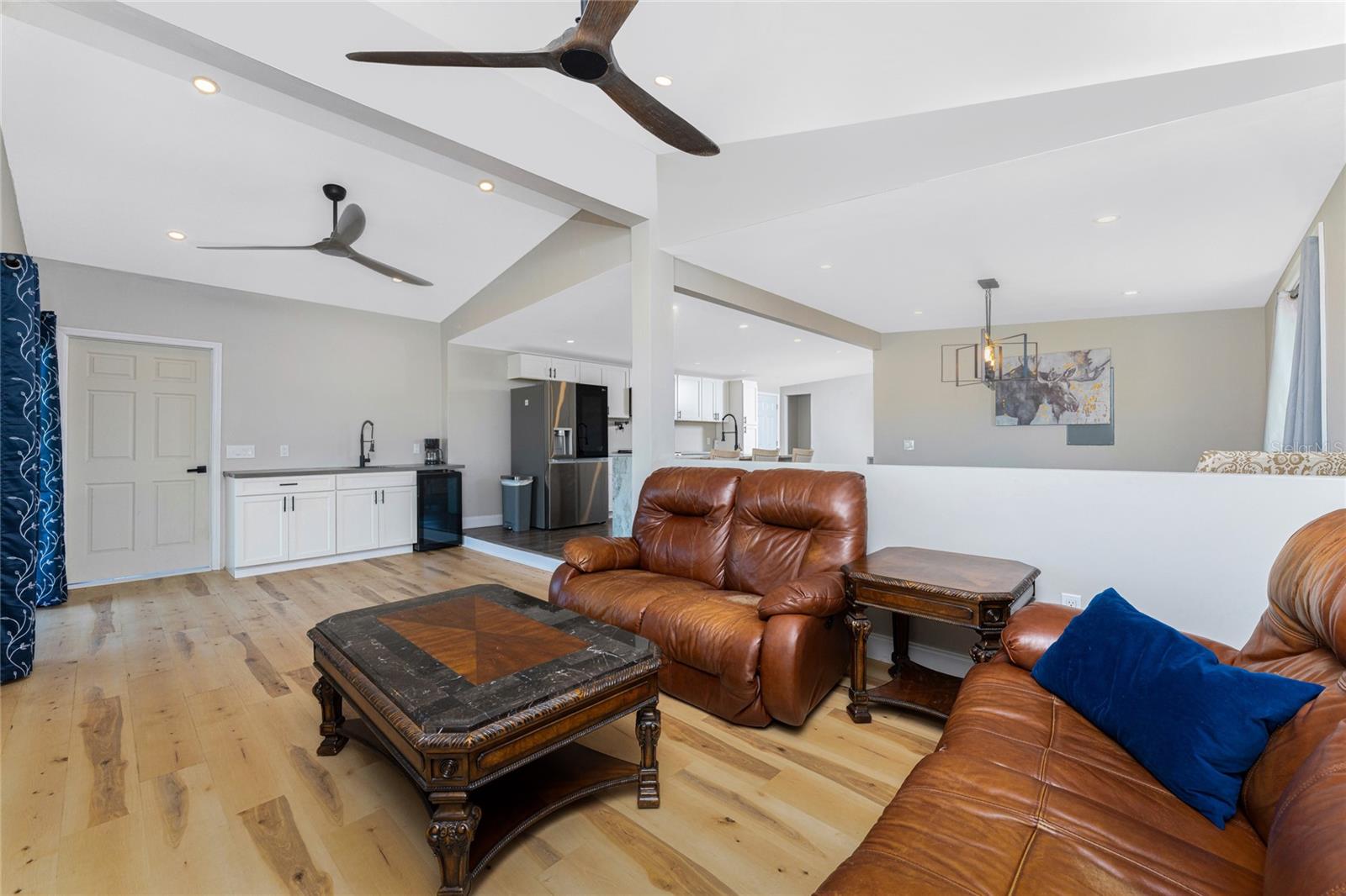 VILLAGE HOL LAKES - Residential