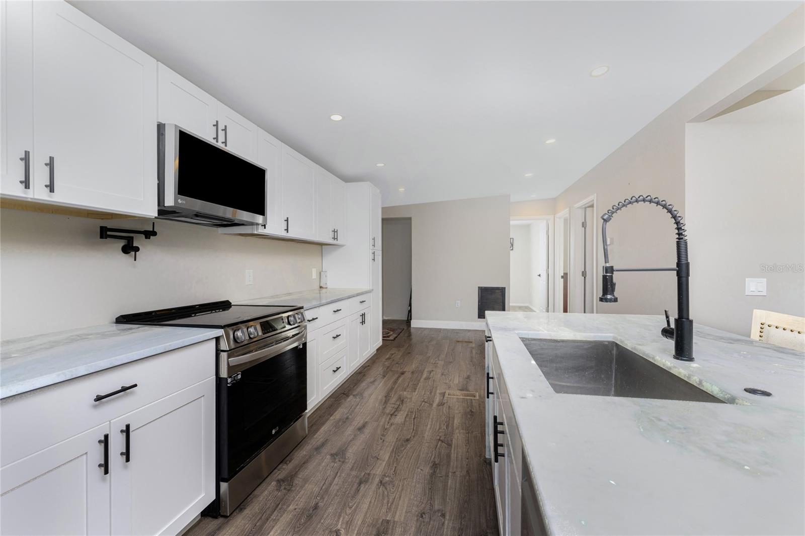 VILLAGE HOL LAKES - Residential