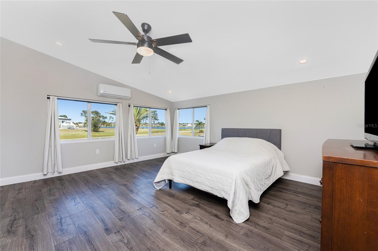 VILLAGE HOL LAKES - Residential