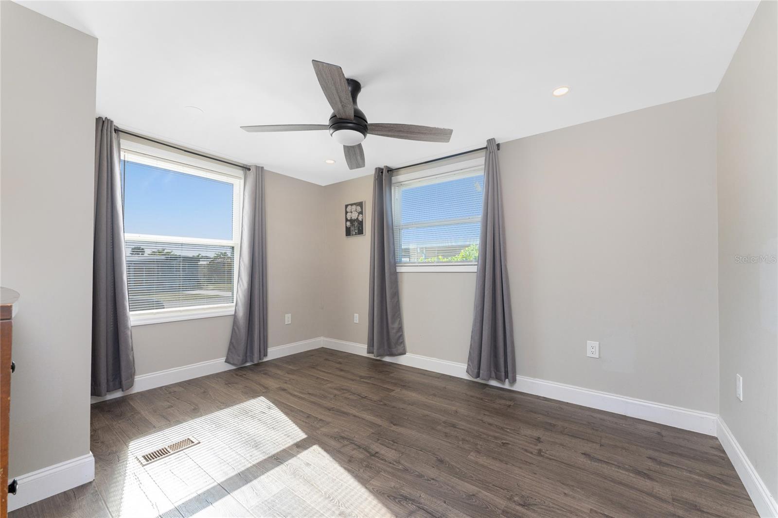 VILLAGE HOL LAKES - Residential