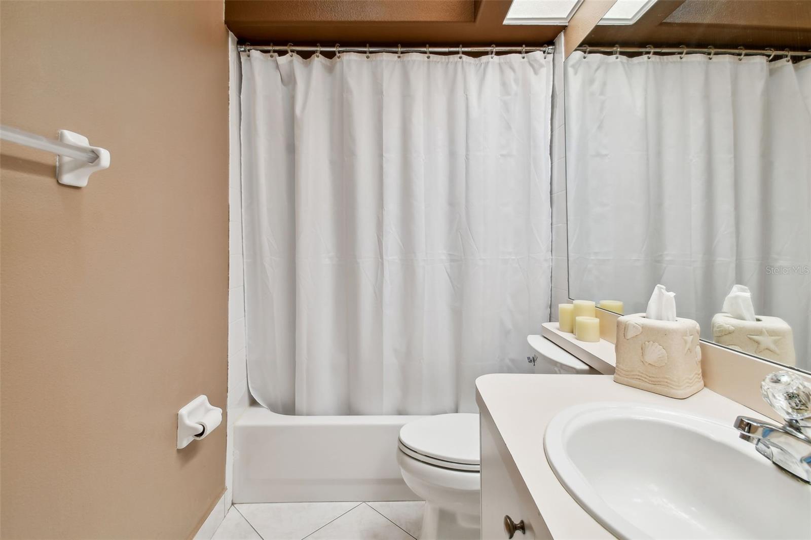 SUN KETCH TWNHMS AT CYPRESS LAKES - Residential