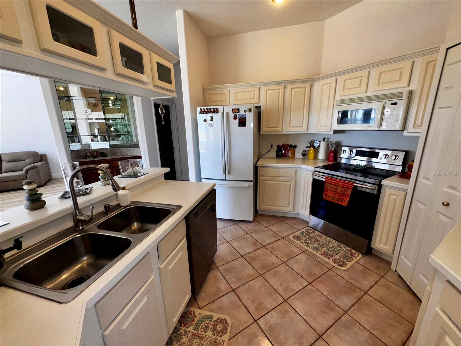 CINNAMON BAY CLUB - Residential Lease