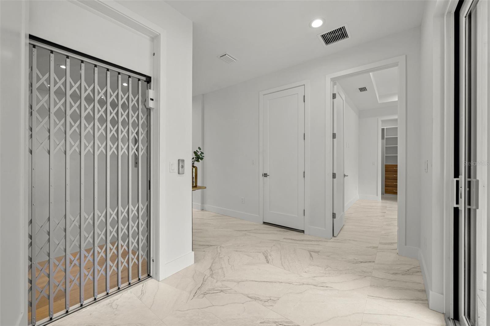 3228 W OAKELLAR AVENUE