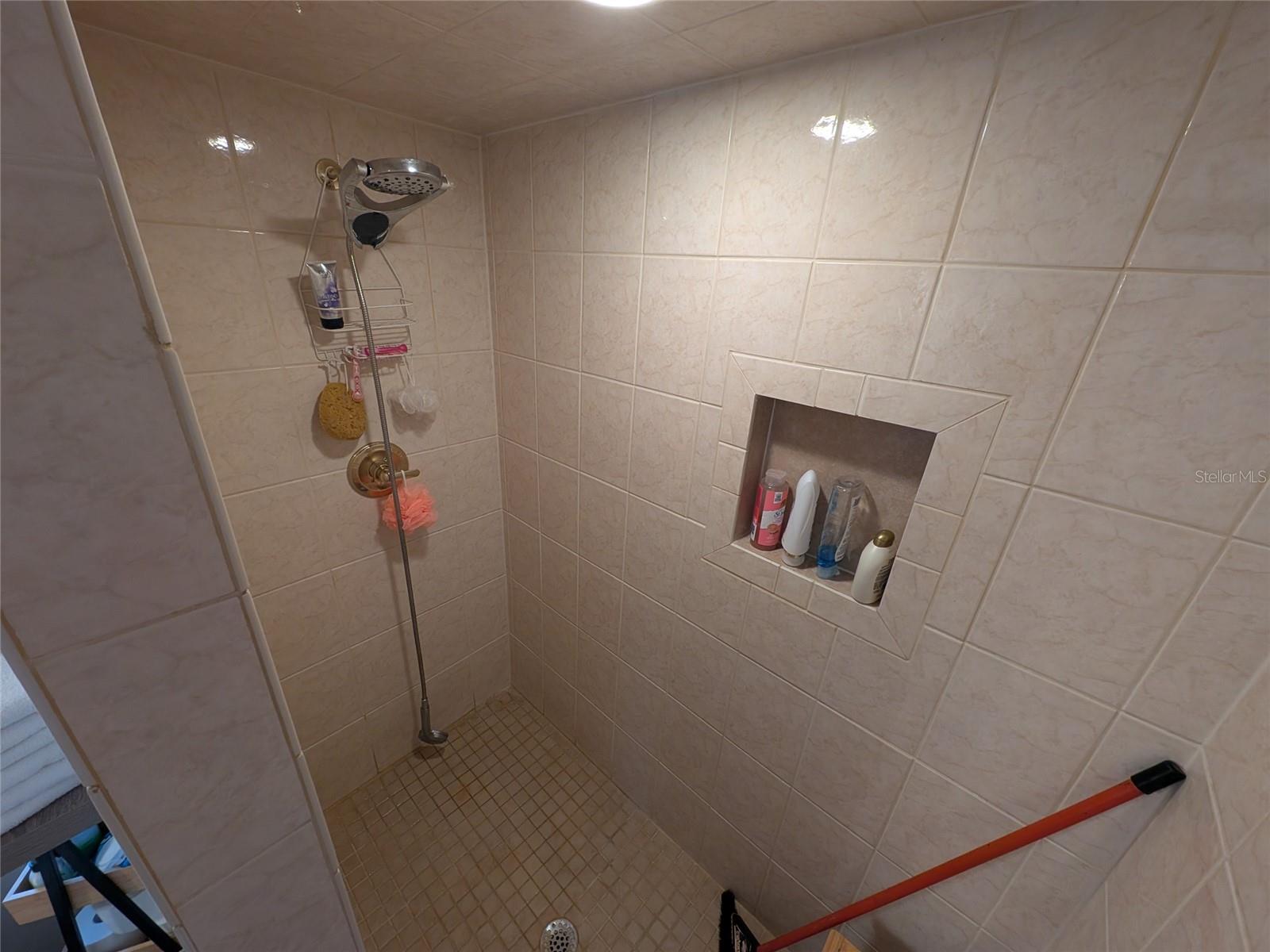 GOVT LEASE LT ROUND LAKE - Residential