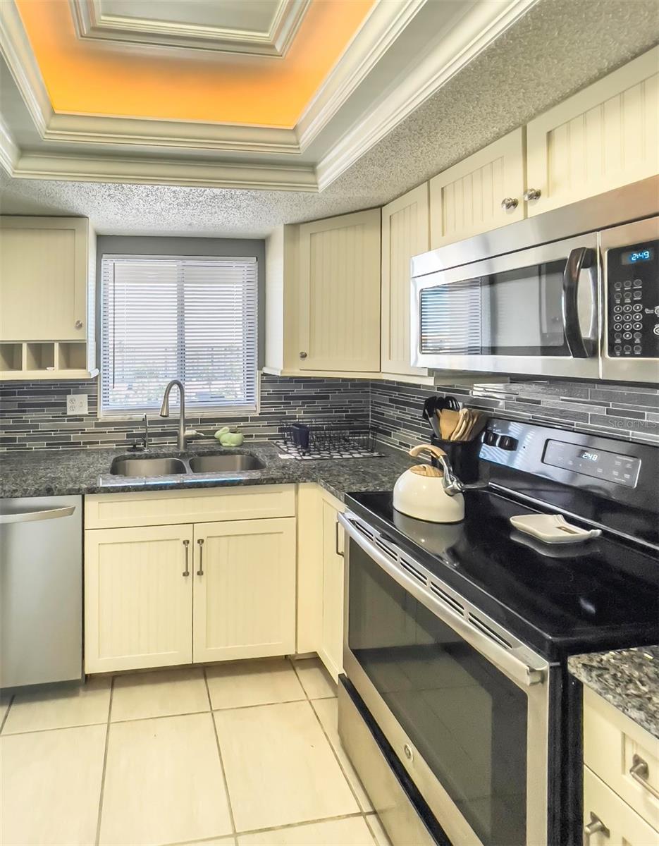 BAYSHORE ON THE LAKE APARTMENTS LL SECTION 3 - Residential Lease