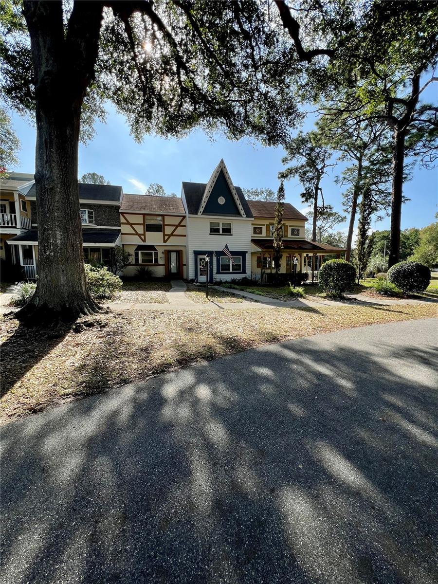 CIRCLE SQUARE WOODS - Residential