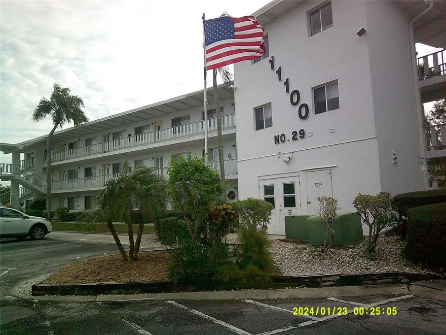 BEAUTIFUL ONE BEDROOM DELUXE IN SEMINOLE GARDENS. LAND OWNED BUILDING SAVES YOU ON YOUR MONTHLY MAINTENANCE. UPDATED THRU OUT. TONS OF STORAGE IN THE KITCHEN WITH STAINLESS APPLIANCES. HIGH END CABINETS AND COUNTER TOPS WITH A LARGE COUNTRY SINK. HALF OF THE CABINETS HAVE GLASS FRONT DOORS TO DISPLAY YOUR DISHES AND COLLECTABLES. NEWLY PAINTED THRU OUT. NEW LAMINATE FLOORING THRU OUT INCLUDING THE CLOSED IN PORCH THAT HAS ALL NEW WINDOWS. BATHROOM AND TUB AND SHOWER & UPDATED VANITY AND TOILET.  LARGE BEDROOM 13 X 22.6.  HUGE WALK IN CLOSET. OVERSIZED LINEN CLOSET IN THE HALLWAY. MOVE IN READY. SHOPPING AND RESTURANTS 5 MINUTES AWAY IN THE SEMINOLE SHOPPING CENTER. 4 MILES TO REDINGTON BEACH. CLOSE TO TWO MAJOR AIRPORTS. NON EVACUATION AND NON FLOOD ZONE. THIS WOULD BE A GREAT PRIMARY HOME OR WINTER HOME . CALL TODAY TO MAKE YOUR APPOINTMENT. 727-397-2534 ASK FOR KATHY HAUGH