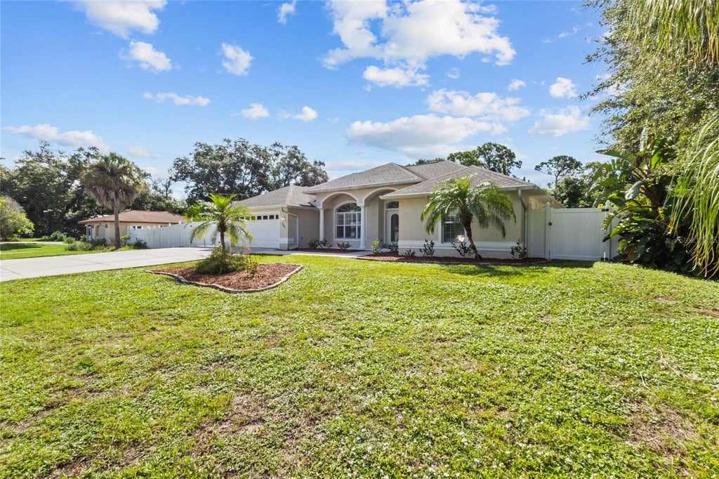 Photo of 381 Foxglove Road, Venice, FL 34293 (MLS # N6145568)