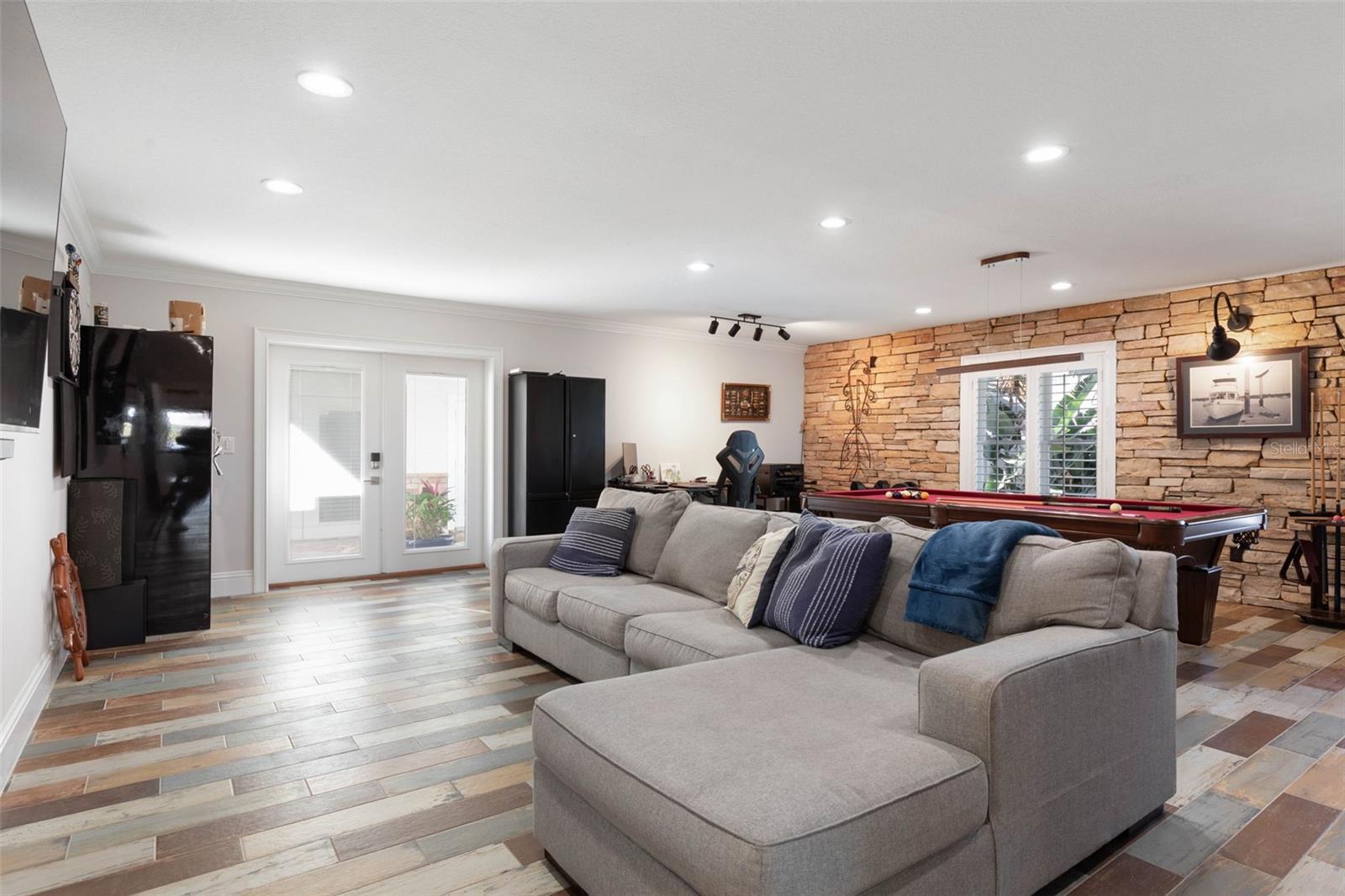 LAMBERT AVE UNIT 02 - Residential