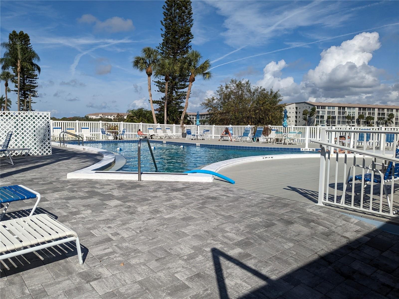 BAYSHORE ON THE LAKE APTS SEC 4 - Residential
