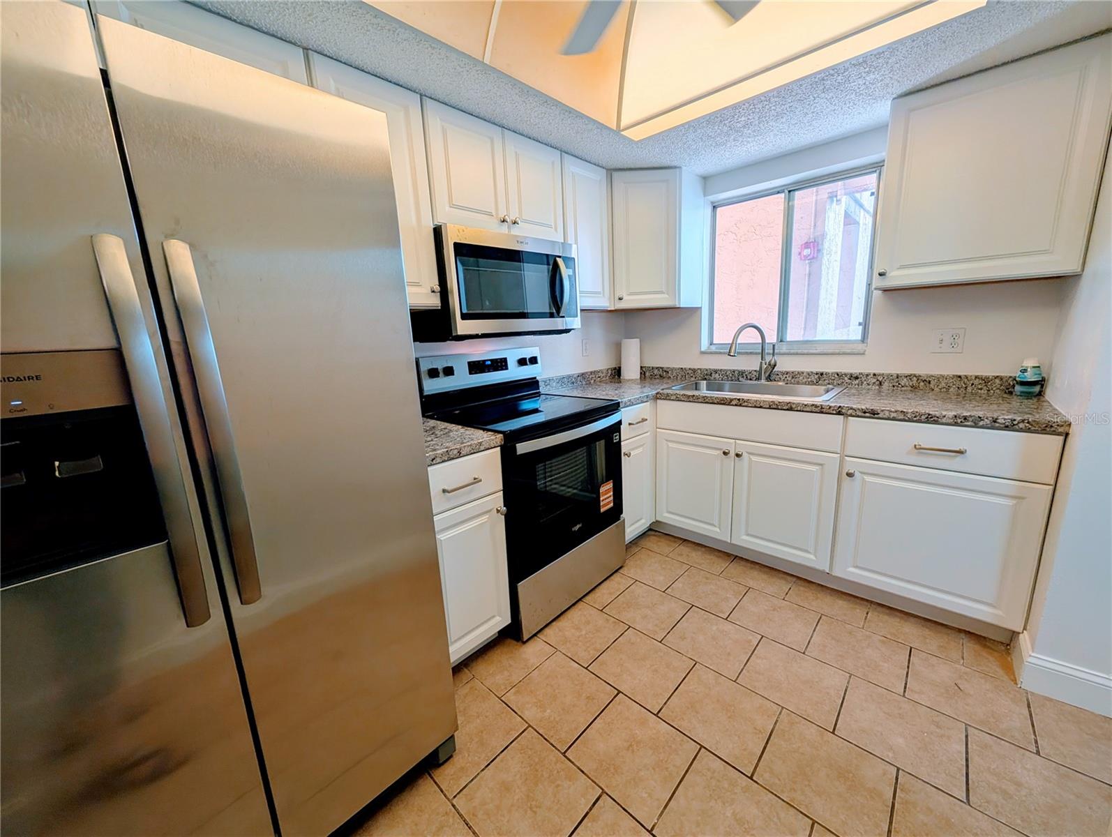 BAYSHORE ON THE LAKE APTS SEC 4 - Residential