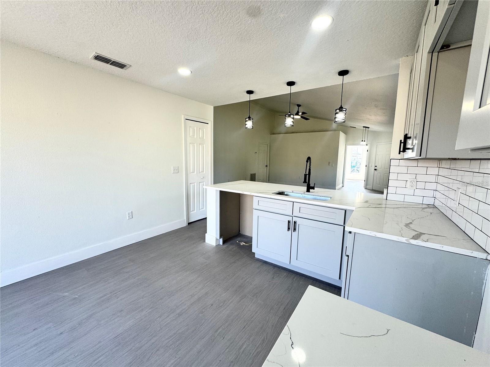 ROYAL RIDGE PH 03 - Residential