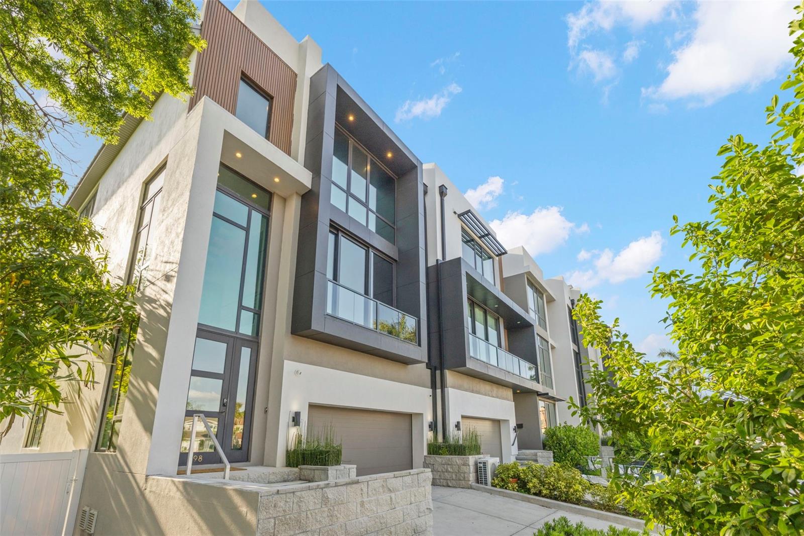 98 W DAVIS BOULEVARD