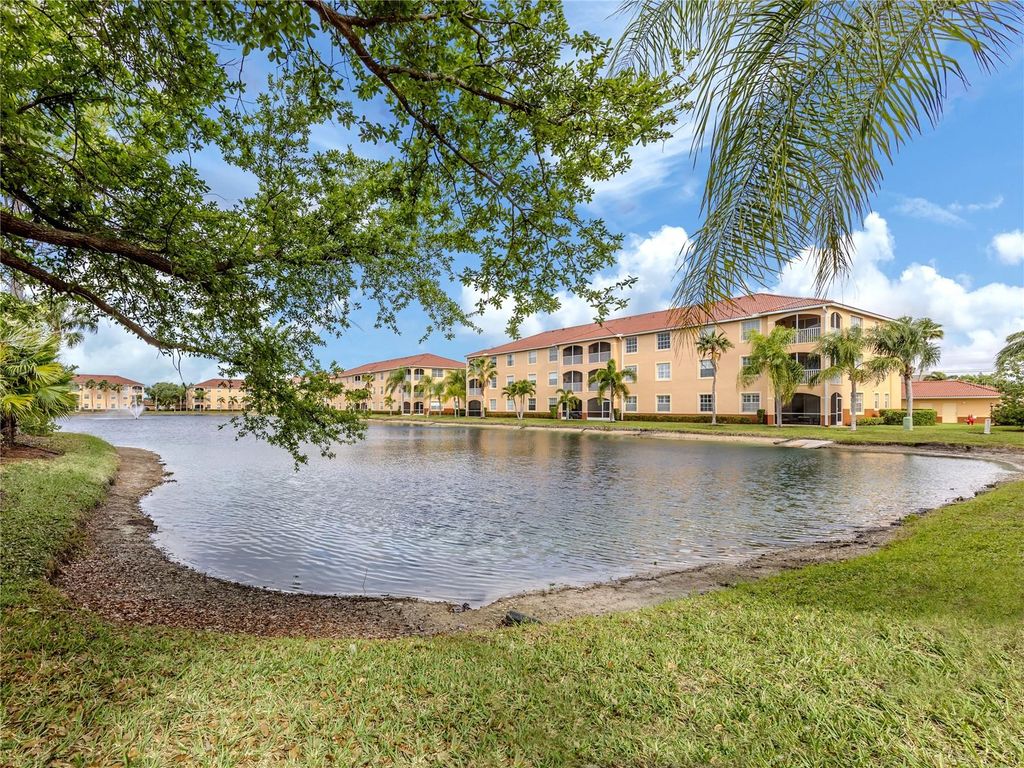 Photo of 121 N Auburn Road #11, Venice, FL 34292 (MLS # N6143896)