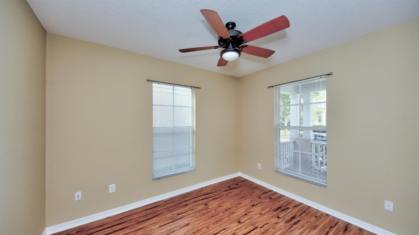 FISHHAWK RANCH TOWNCENTER PHAS - Residential Lease