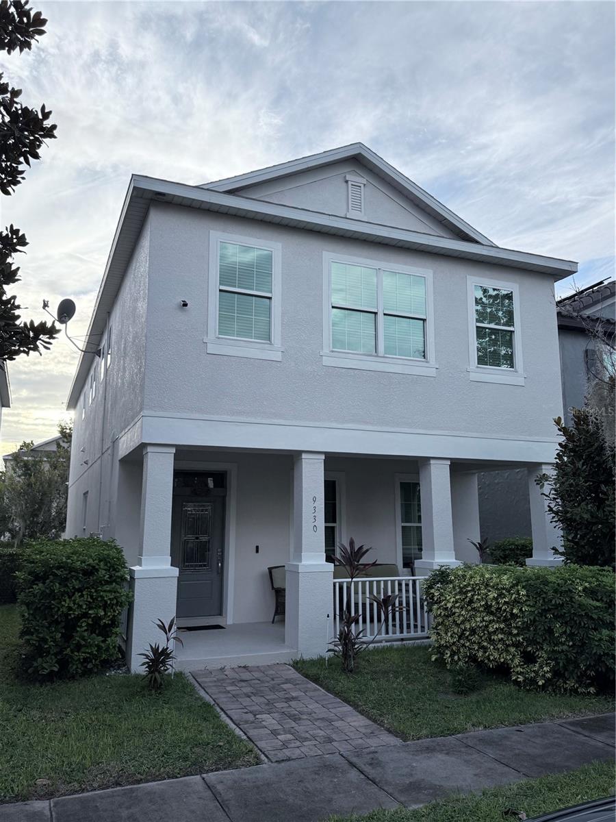 The house at 9330 Mira Valle Lane in Winter Garden, FL, is a charming bungalow-style home, perfect for those seeking practicality and comfort in one of Florida's most upscale areas. Built in 2015 within the Watermark community, the residence boasts approximately 192 square meters of living space, featuring 3 bedrooms and 3 bathrooms, a modern floor plan that emphasizes integrated living and excellent natural light. The property stands out for its solar energy system, which ensures significant savings on electricity bills and greater sustainability in everyday life. Located in a clubhouse community, it offers complete infrastructure with a swimming pool, playground, sports courts, recreation center, splash pad, and even an outdoor amphitheater, ideal for families. Another key advantage is its strategic location: the Winter Garden area is served by some of the best schools in Orange County, making the property even more attractive for those seeking quality of life and an excellent education.