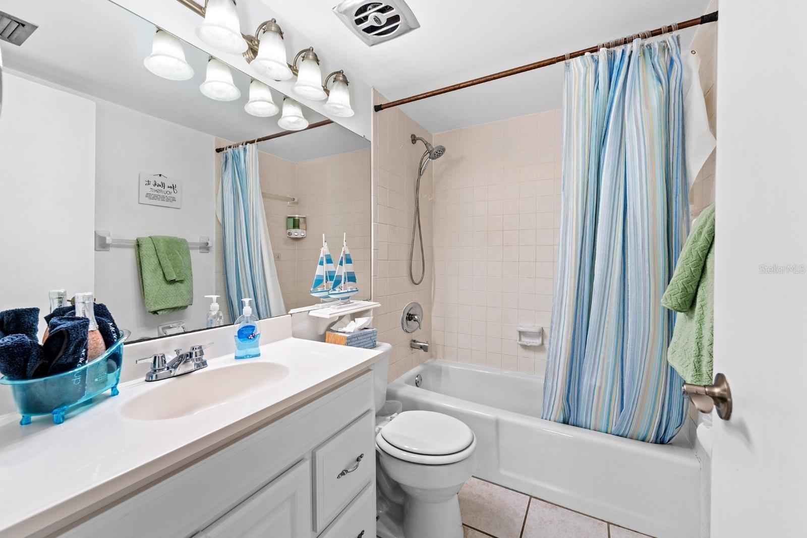 BAL HARBOUR CHATEAUX CONDOMINI - Residential