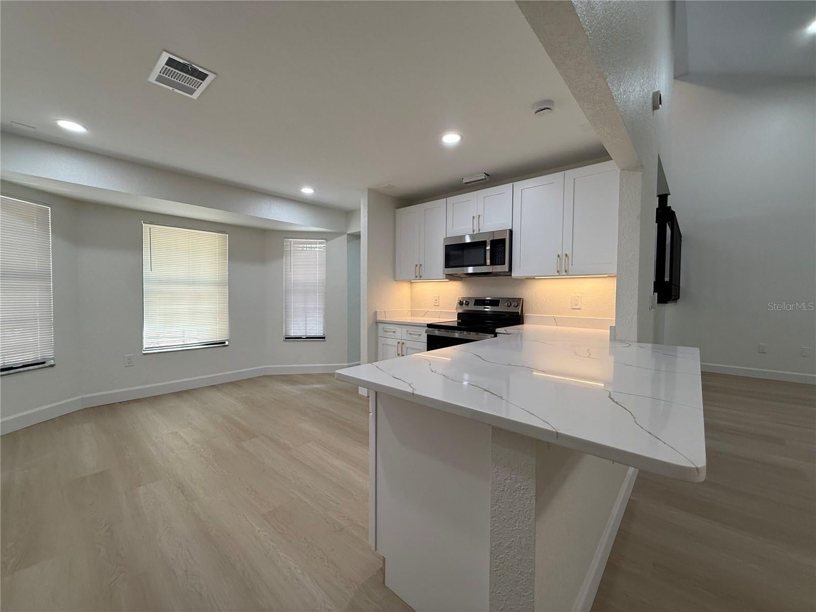 6926 ODONIEL LOOP W