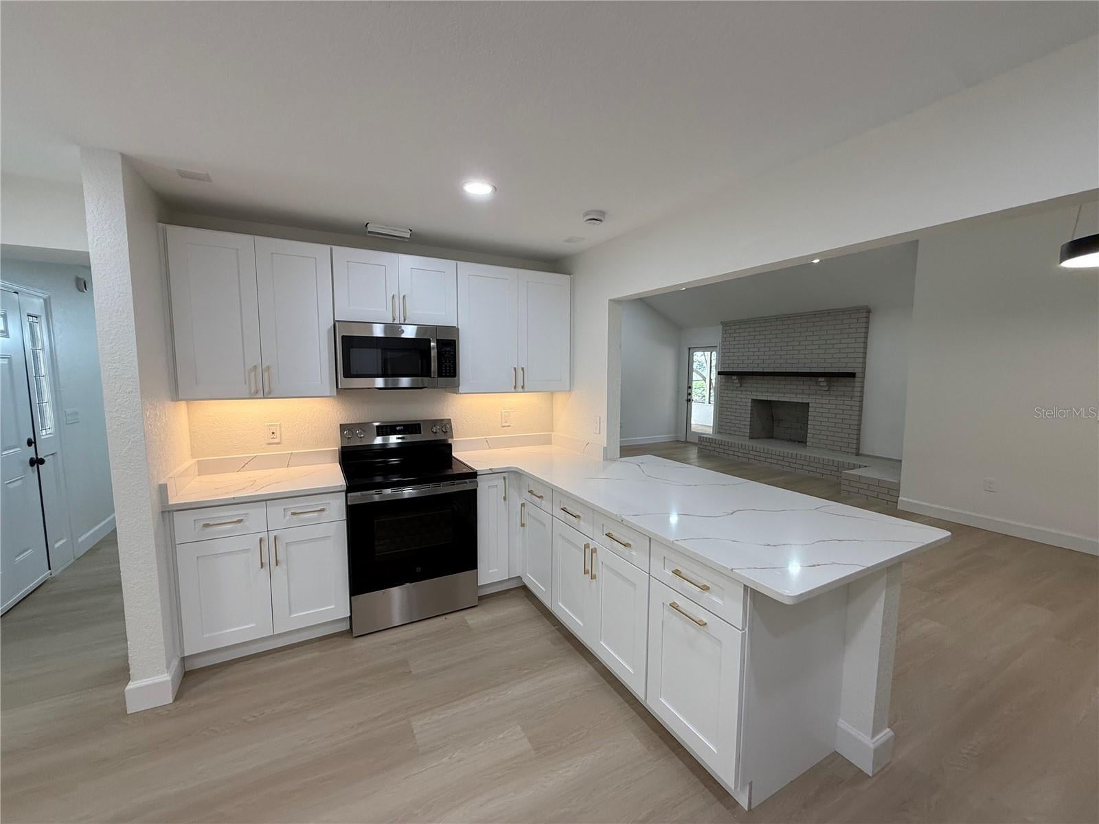 6926 ODONIEL LOOP W