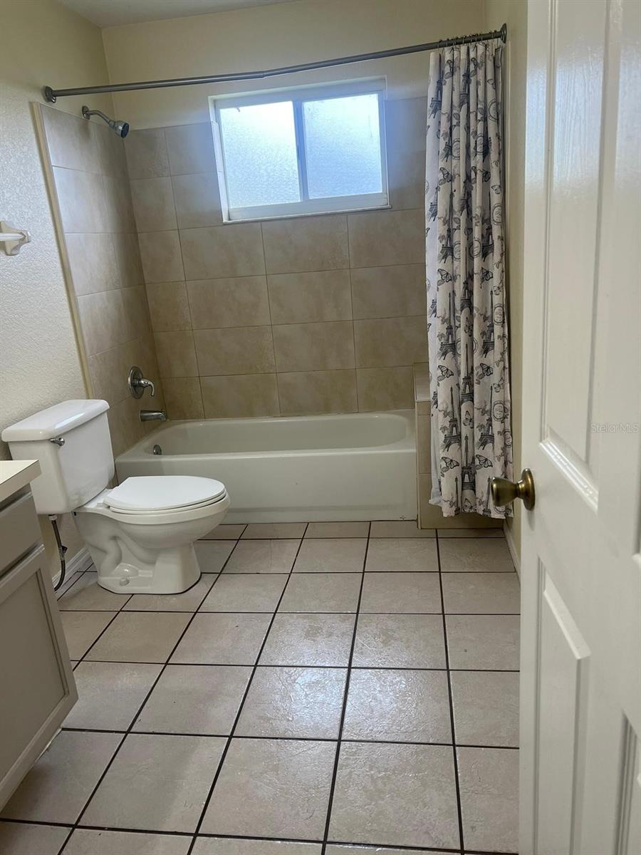 ROYAL OAKS OF KISSIMMEE CONDO PH 2 - Residential