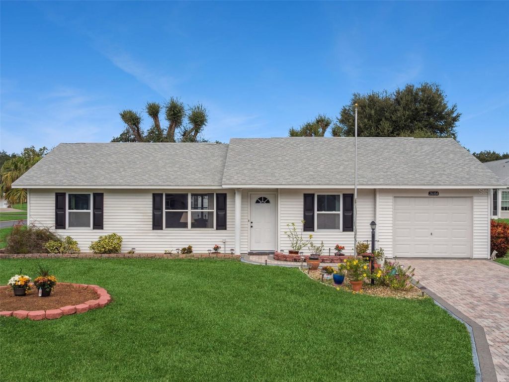 Photo of 26104 Newcombe Circle, Leesburg, FL 34748 (MLS # G5102880)