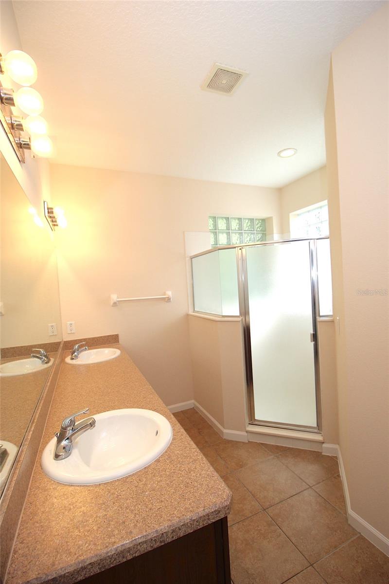 RIVERGATE PH 02 - Residential Lease