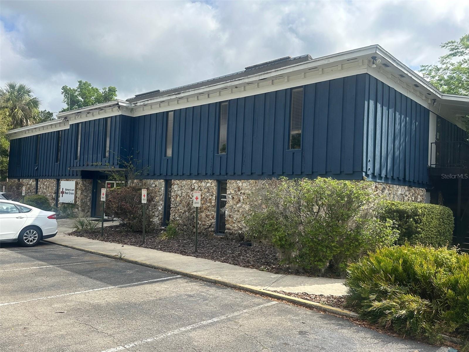 Second story suite for lease. Layout consists of a large open entry/reception area, 6 offices, conference room, large executive office or smaller conference room, kitchenette, 3 bathrooms, storage room. Easy access to 39th Ave, 13th Street and downtown.