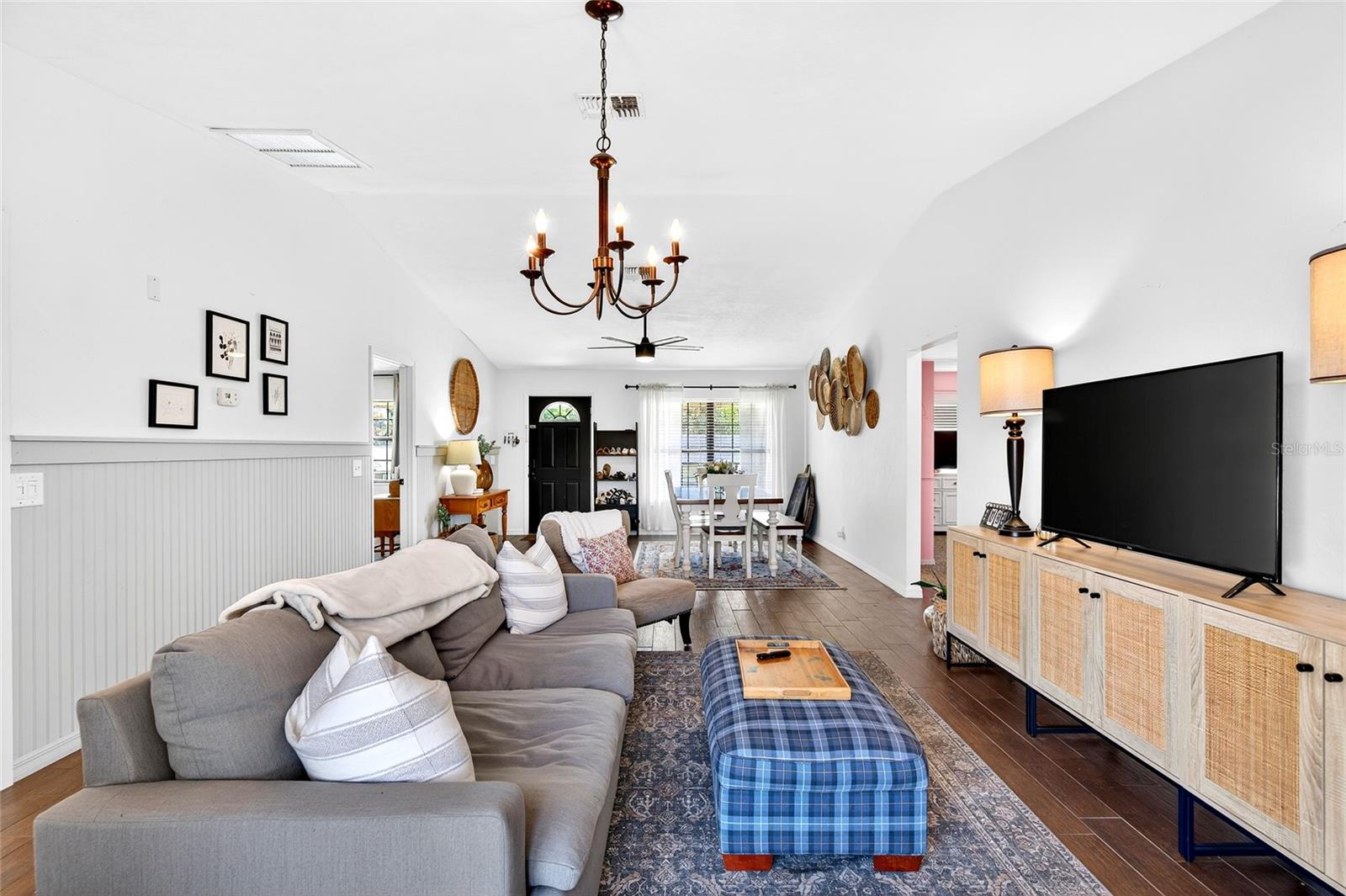 BORDERING OAKS - Residential