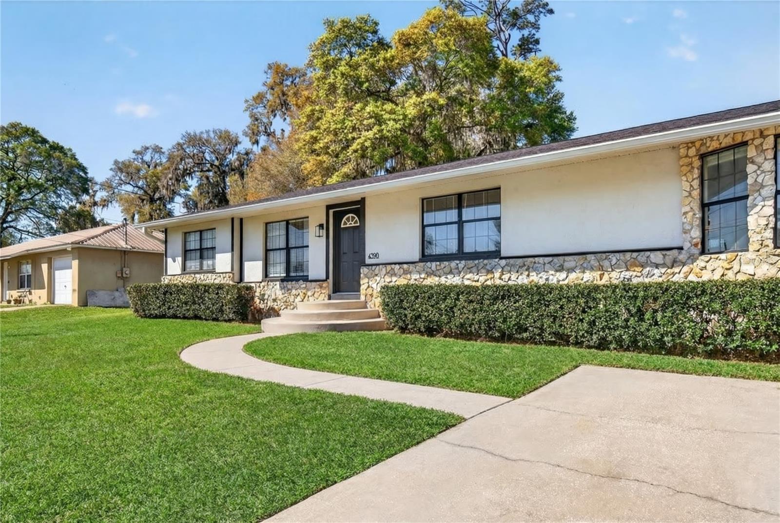 BORDERING OAKS - Residential