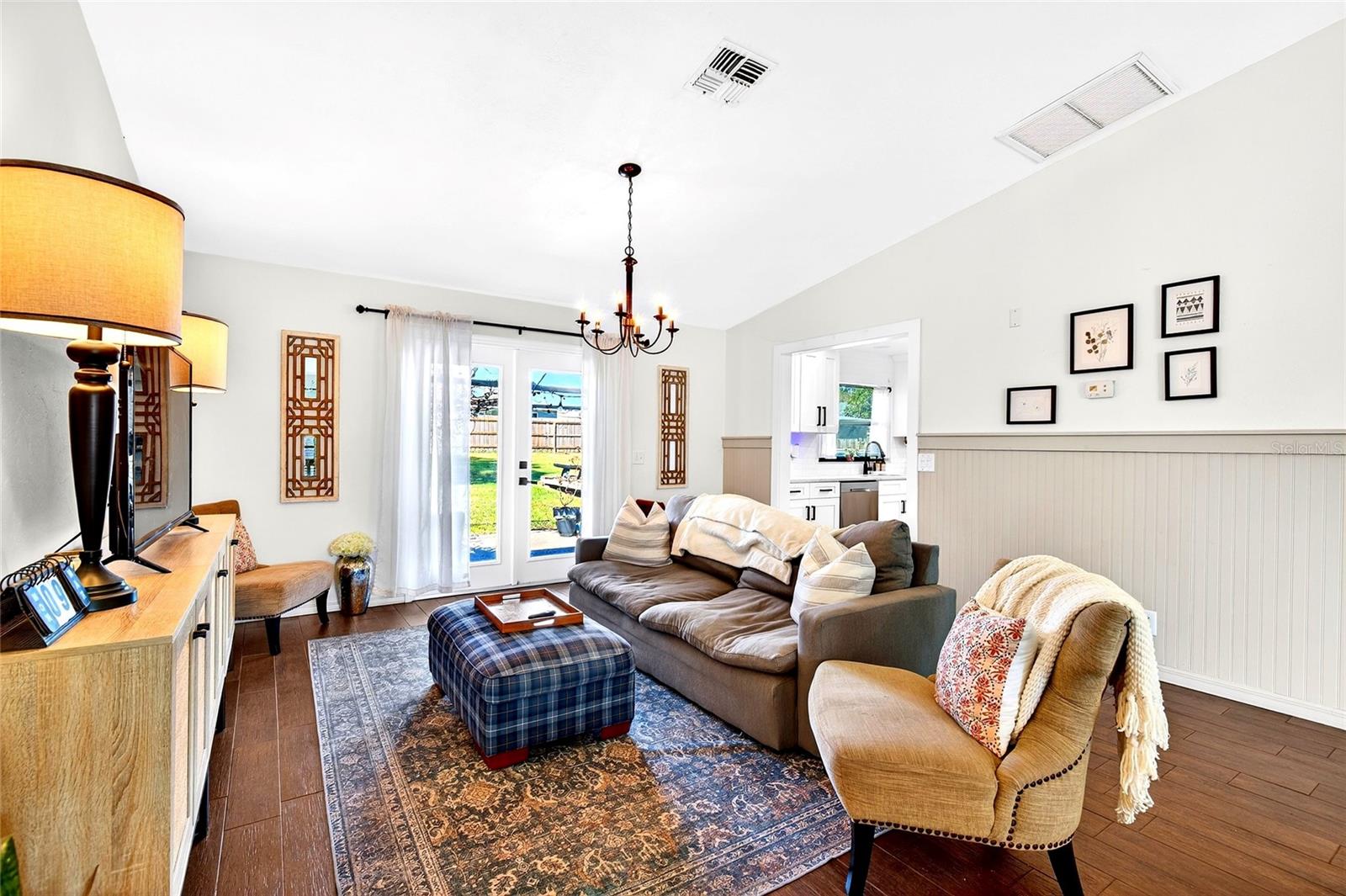 BORDERING OAKS - Residential