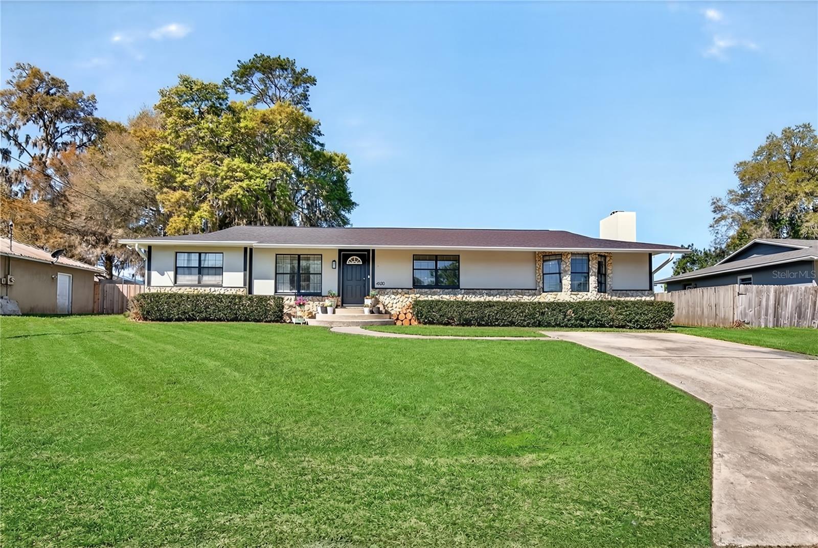 BORDERING OAKS - Residential