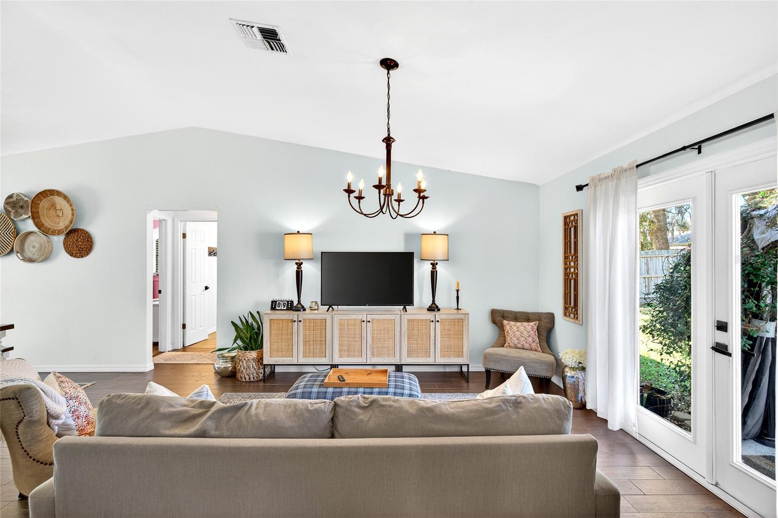 BORDERING OAKS - Residential