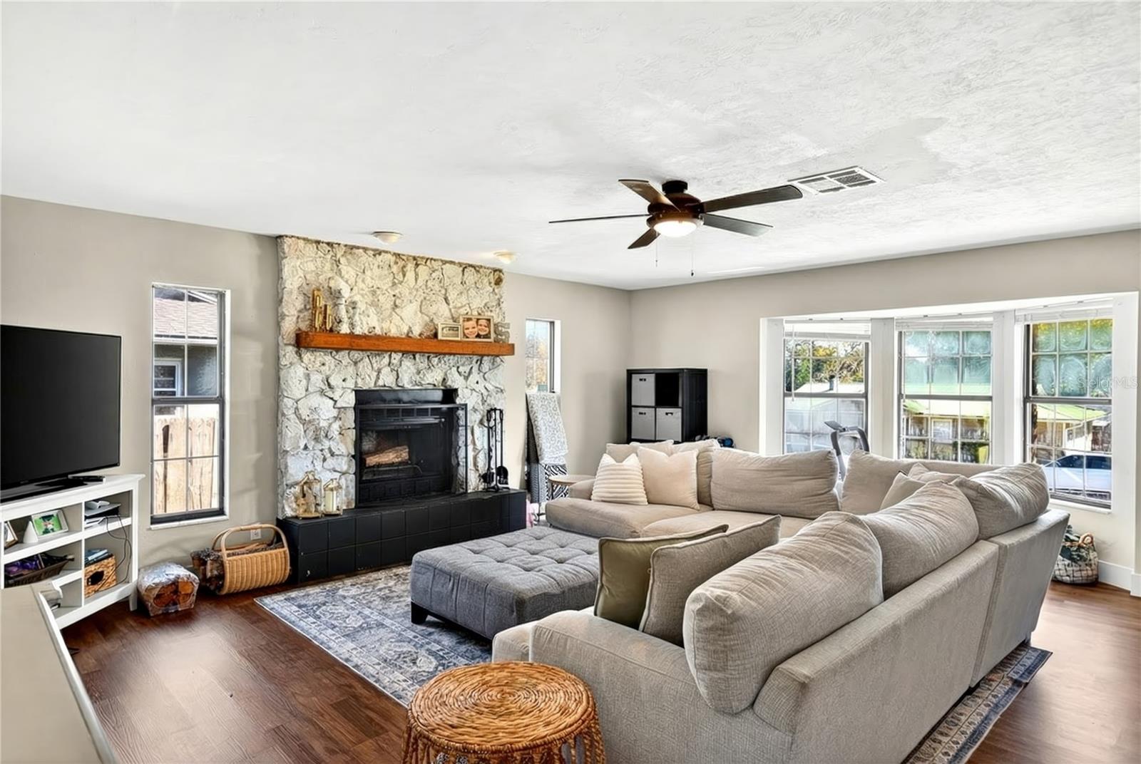 BORDERING OAKS - Residential