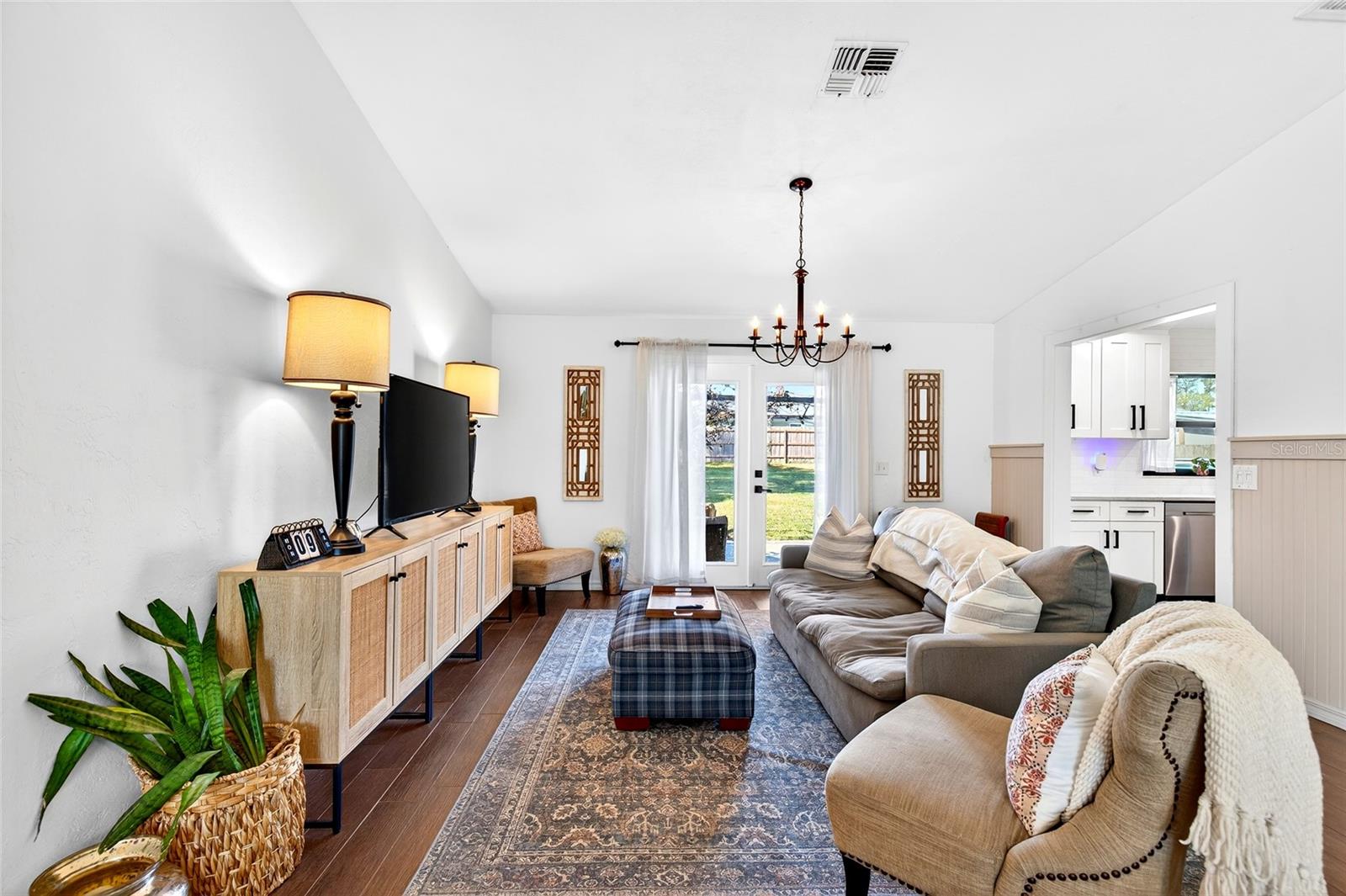 BORDERING OAKS - Residential