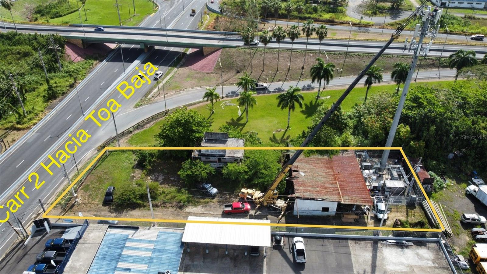 Property in Dorado with a privileged location, 2,160 m2 lot, concrete structure of 1,140 p2, roofed area for storage of 3,905 p2. In addition this property generates income from the lease of a communication antenna.
