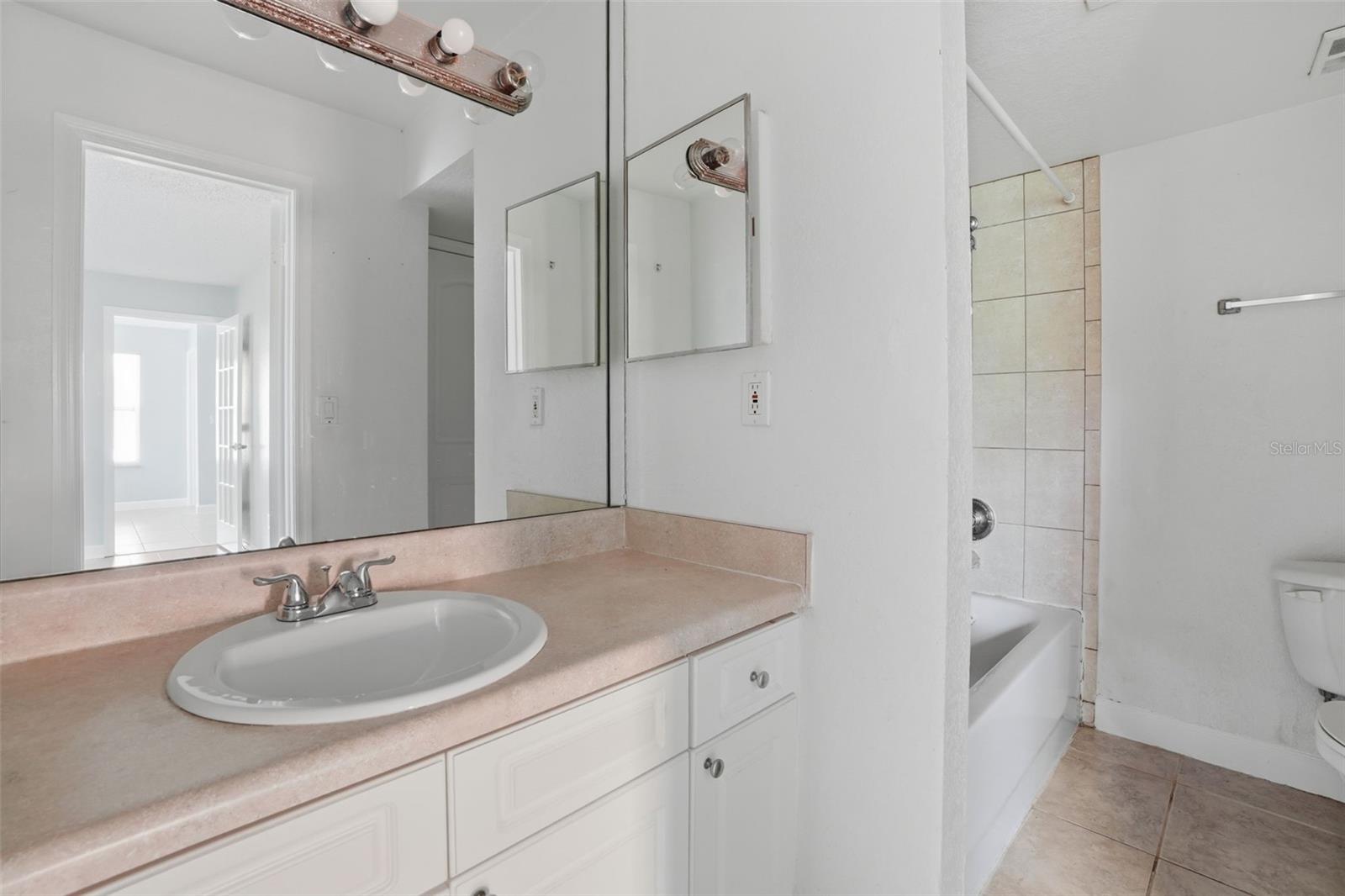 VENETIAN PLACE - Residential