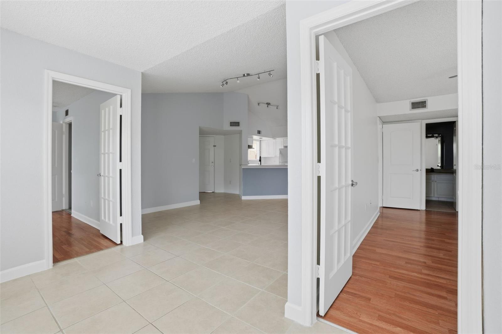 VENETIAN PLACE - Residential